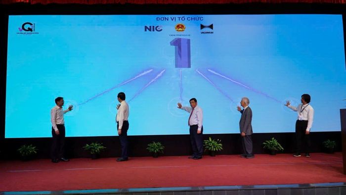 Các đại biểu thực hiện nghi thức khai mạc cuộc thi Hackathon Quốc tế về tính toán lượng tử 2026
