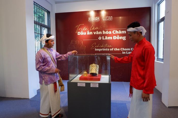 Cộng đồng người Chăm bên Bộ sưu tập di sản Hoàng tộc Chăm. Ảnh: P.T