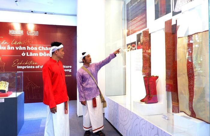 Cộng đồng người Chăm bên Bộ sưu tập di sản Hoàng tộc Chăm. Ảnh: P.T