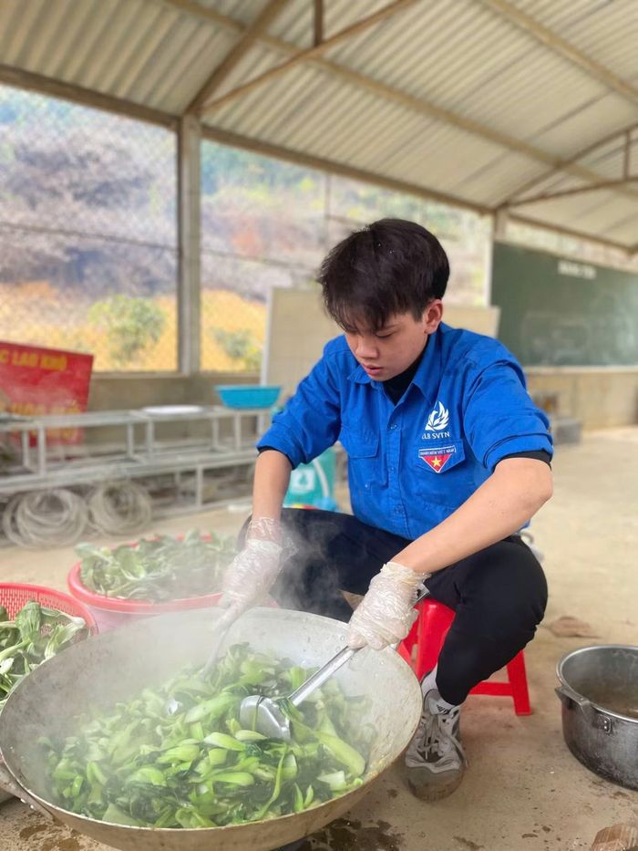 Hữu Hưng cho rằng, hoạt động tình nguyện là môi trường giúp sinh viên rèn luyện kỹ năng tổ chức, làm việc nhóm và tinh thần trách nhiệm.