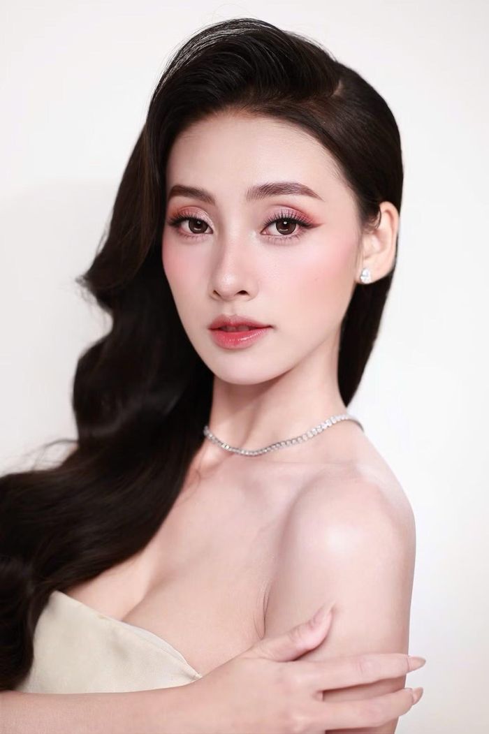 Hồng An quan niệm, vẻ đẹp không chỉ nằm ở ngoại hình, mà còn được tạo nên từ sự chân thành, bản lĩnh và nguồn năng lượng tích cực lan tỏa đến mọi người.