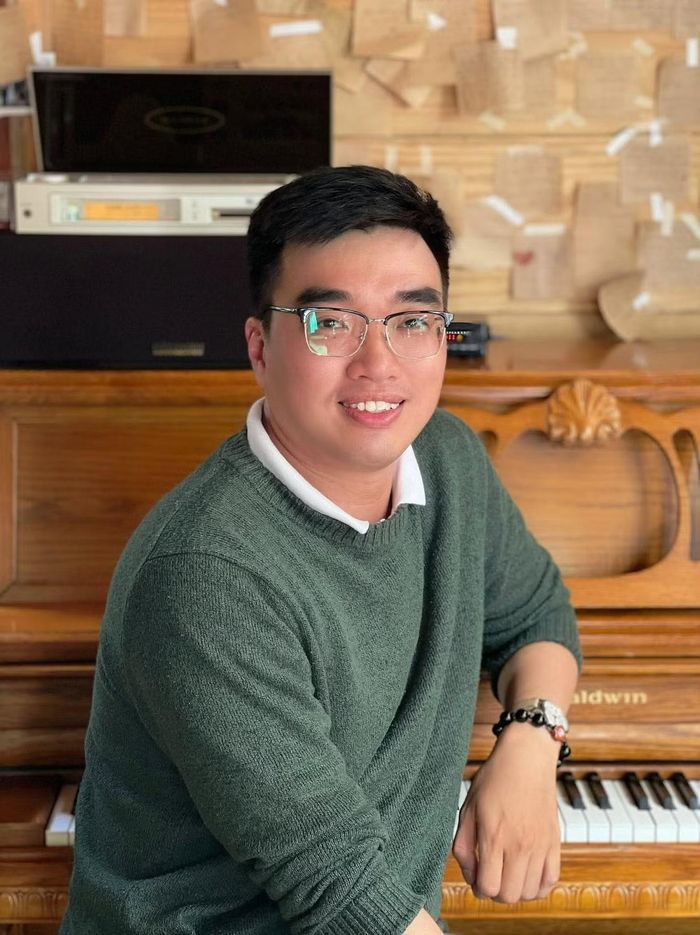 Bùi Quang Nghĩa (SN 1993, TP. HCM) từng học một năm tại trường ĐH Tôn Đức Thắng trước khi thi lại vào trường ĐH Kiến trúc TP. HCM. Sau thời gian làm thiết kế, anh quyết định rẽ hướng sang giảng dạy và theo đuổi con đường học thuật.