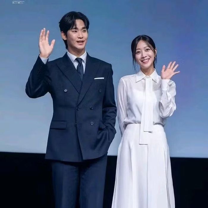 Trong quá trình quay phim "Knock Off" của Disney+, những cáo buộc về đời tư của anh do Gaseyeon và gia đình của cố diễn viên Kim Sae Ron đưa ra đã khiến anh phải tạm dừng các hoạt động và tiến hành các thủ tục pháp lý. Việc Kim Soo Hyun trở lại thông qua các quảng cáo không có nghĩa là "Knock Off" sẽ được phát hành ngay lập tức. Thử thách còn lại đối với bộ phim không phải là việc hoàn thành mà là lịch phát sóng. Cuối cùng, các yếu tố quan trọng quyết định liệu "Knock Off" có được phát hành hay không và khi nào được cho là dư luận xung quanh Kim Soo Hyun và chiến lược lập trình của Disney+, chứ không phải lịch quay phim.