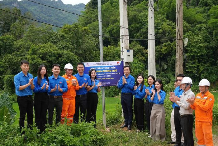 Khánh thành công trình thanh niên "Thắp sáng đường quê" tại xã Sơn Thủy.