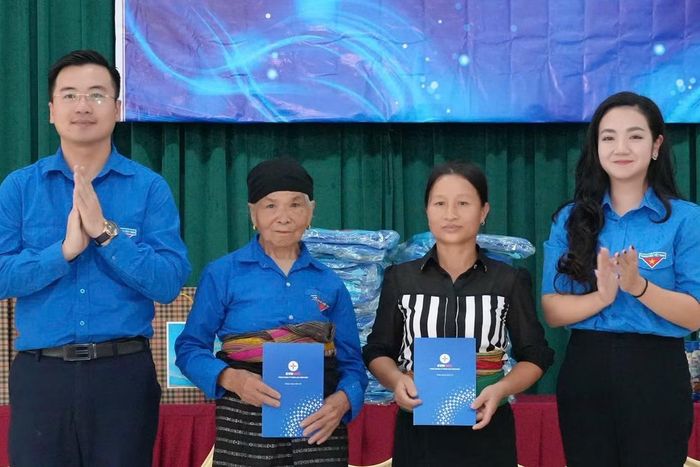 Anh Nguyễn Nhất Linh - Bí thư Đoàn TNCS Hồ Chí Minh Mặt trận Tổ quốc, các đoàn thể T.Ư trao quà cho các hộ gia đình.