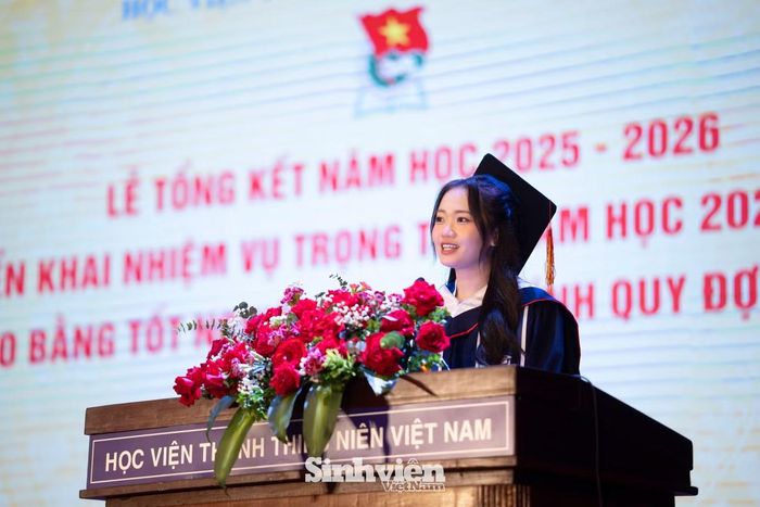Đại diện cho các tân cử nhân, sinh viên Trương Thị Kim Ngân, thủ khoa khóa 11 ngành Quan hệ công chúng, đã có bài phát biểu đầy cảm xúc. Tân thủ khoa bày tỏ lòng biết ơn sâu sắc tới Đảng ủy, Ban Giám đốc Học viện cùng các thầy cô giáo đã tận tâm truyền đạt tri thức, tạo dựng môi trường nhân văn, kỷ cương. Đồng thời, tân thủ khoa cũng gửi lời tri ân tới gia đình và bạn bè đã luôn sát cánh trong suốt bốn năm thanh xuân trên giảng đường.