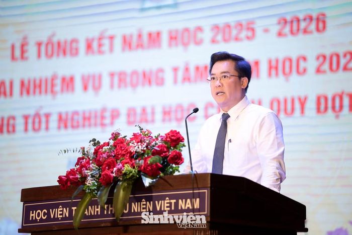 TS Hoàng Minh Tuấn - Phó Giám đốc phụ trách Học viện đã có lời dặn dò tâm huyết gửi tới các tân cử nhân. Ông nhấn mạnh, tấm bằng tốt nghiệp không phải là điểm kết thúc mà là khởi đầu của một hành trình mới trong một thế giới biến động không ngừng. Lãnh đạo Học viện nhắn nhủ thế hệ trẻ cần giữ vững tinh thần học tập suốt đời, trang bị tư duy đổi mới, rèn luyện bản lĩnh vượt khó và nêu cao trách nhiệm cống hiến cho xã hội.