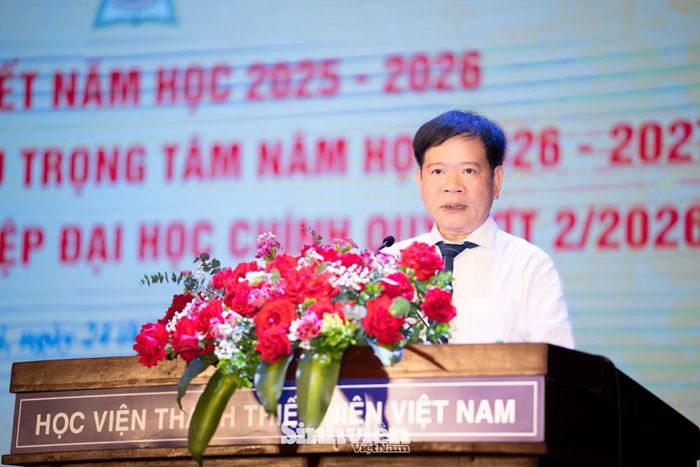 TS Đặng Vũ Tùng thay mặt Ban Giám đốc Học viện trình bày tổng kết năm học 2025 - 2026 và triển khai nhiệm vụ trọng tâm năm học mới. Ông nhấn mạnh, năm học vừa qua khép lại trong bối cảnh giáo dục đại học Việt Nam bước vào giai đoạn đổi mới sâu rộng gắn với Luật Giáo dục đại học năm 2025, cùng yêu cầu tinh gọn tổ chức bộ máy và phát triển nguồn nhân lực chất lượng cao.