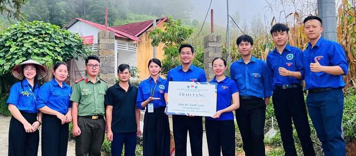 Đại diện tuổi trẻ FBU - Bí thư Đoàn trường Vũ Văn Quyền trao tặng nguồn lực triển khai Chiến dịch tình nguyện "Mùa Hè Xanh 2026” tại xã Yên Minh (Tuyên Quang).