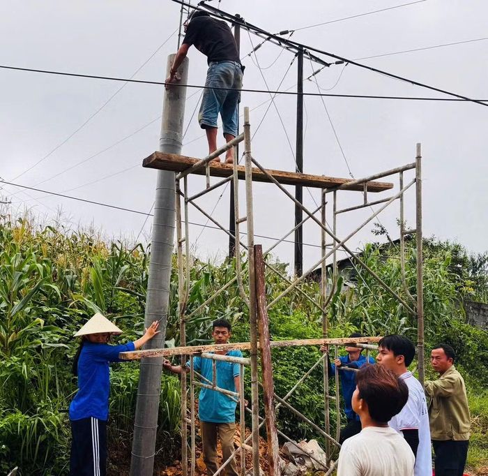 Đoàn viên, thanh niên FBU phối hợp cùng người dân địa phương thi công hệ thống cột điện và đường điện chiếu sáng tuyến đường.