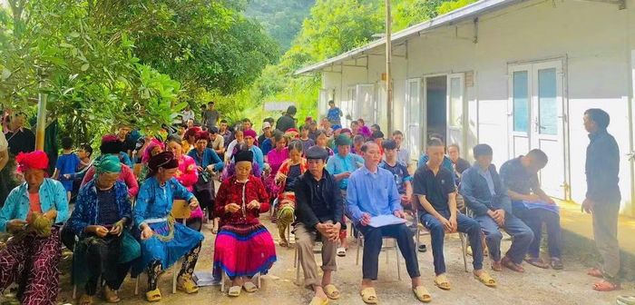 Người dân xã Yên Minh tham gia chương trình hướng dẫn sử dụng VNeID và các dịch vụ công trực tuyến trong khuôn khổ mô hình "Chuyển đổi số cộng đồng".