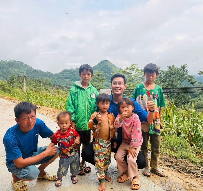 Đồng chí Vũ Văn Quyền, Bí thư Đoàn trường ĐH Tài chính - Ngân hàng Hà Nội, cùng các em nhỏ tại xã Yên Minh trong chuyến tình nguyện “Mùa Hè Xanh 2026”.