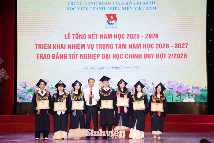 Kim Ngân được anh Nguyễn Tường Lâm - Bí thư T.Ư Đoàn, Chủ tịch T.Ư Hội Liên hiệp Thanh niên Việt Nam vinh danh cùng các thủ khoa các ngành của Học viện Thanh thiếu niên Việt Nam.