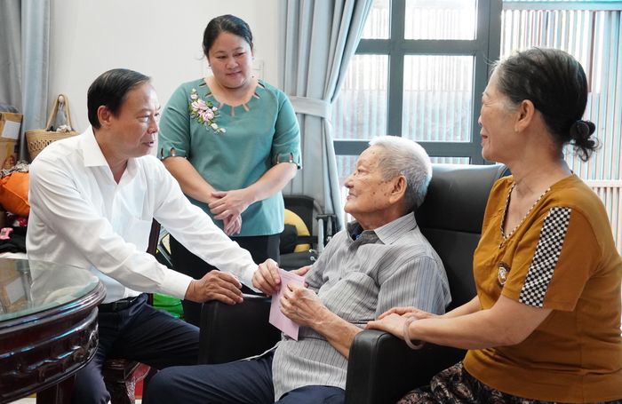  Đồng chí Nguyễn Văn Thọ thăm hỏi ông Trần Hồng Quân. Ảnh: PHƯƠNG UYÊN 