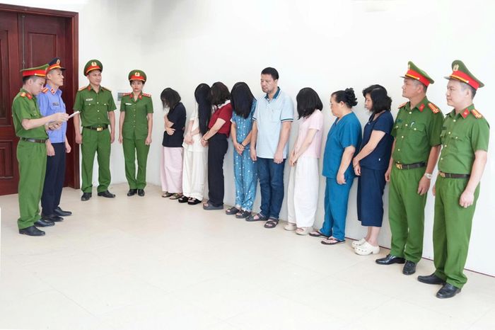  Cơ quan Cảnh sát điều tra đọc lệnh khởi tố vụ án, khởi tố bị can. Ảnh: Công an Nghệ An 