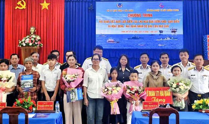  Tặng quà ngư dân khó khăn, gia đình chính sách và nhận đỡ đầu 5 em học sinh. Ảnh: THÀNH HUY 
