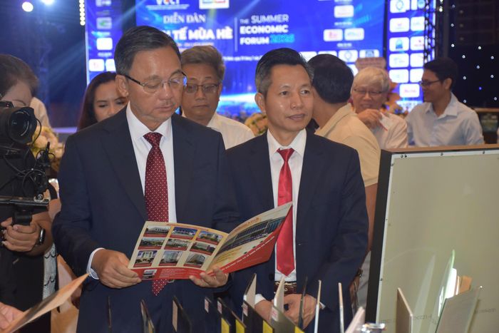  Các đại biểu tham quan gian hàng trưng bày trong khuôn khổ diễn đàn. Ảnh: Q.V 
