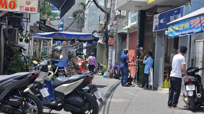 Công an có mặt ở hiện trường để xác minh vụ việc. Ảnh: NGUYỄN TÂN