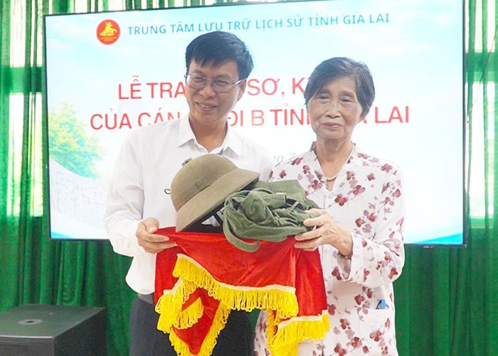  Bà Thự bàn giao lại kỷ vật cha mình cho Trung tâm lưu trữ lịch sử Gia Lai 