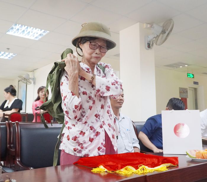  Bà Thái Thị Thự xúc động khoác lên mình kỷ vật của người cha 