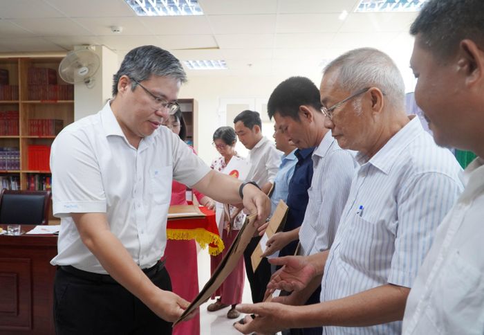  Lãnh đạo Sở Nội vụ tỉnh Gia Lai trao trả hồ sơ cán bộ đi B cho thân nhân 