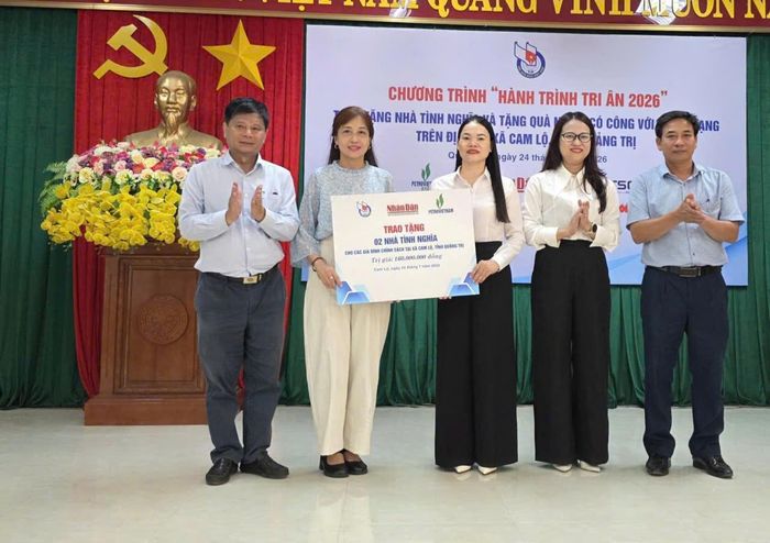  Ông Trần Trọng Dũng, Phó Chủ tịch Hội Nhà báo Việt Nam và đại diện đơn vị đồng hành trao tặng nhà tình nghĩa và quà cho người dân tại xã Cam Lộ 