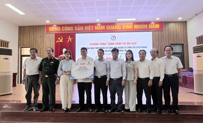  Đoàn công tác Hội Nhà báo Việt Nam trao tặng biển tượng trưng xây dựng 10 căn nhà tình nghĩa trị giá 800 triệu đồng cho các gia đình chính sách trên địa bàn tỉnh Quảng Trị 
