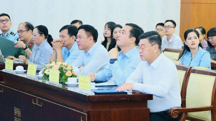  Phó Chủ tịch HĐND TPHCM Nguyễn Văn Dũng cùng các đại biểu dự hội nghị. Ảnh: HÂN GIA 