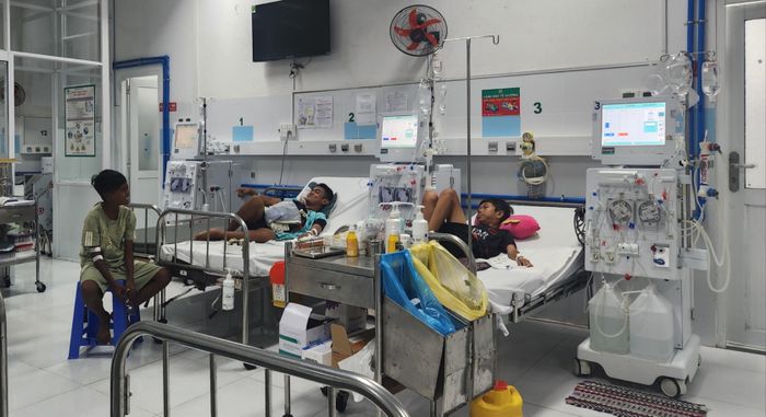  Chạy thận trong thời gian dài nên màu da của các em xám xịt, mệt mỏi. 