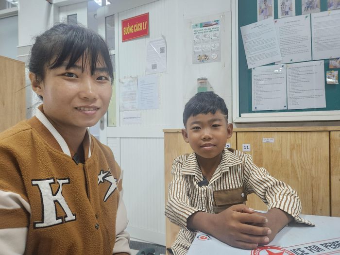 Bệnh nhi Nguyễn Nhật Trường (13 tuổi) và mẹ. 