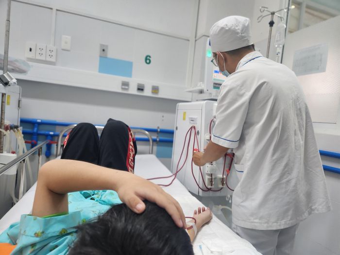  Y bác sĩ gắn bó với trẻ chạy thận trong suốt hành trình điều trị. 