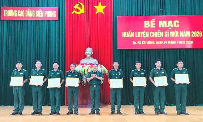  Lãnh đạo Trường Cao đẳng Biên phòng khen thưởng các tập thể, cá nhân có thành tích xuất sắc trong huấn luyện và đào tạo 