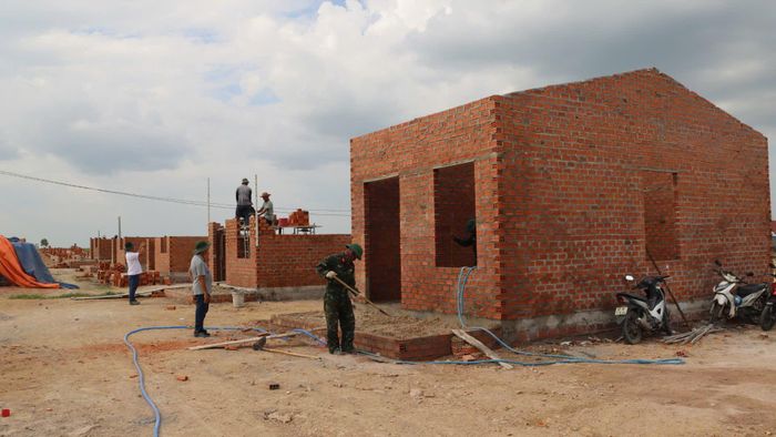  Nhờ các chiến sĩ quân đội giúp sức, những căn nhà dần hoàn thiện. Ảnh: HỮU PHÚC 