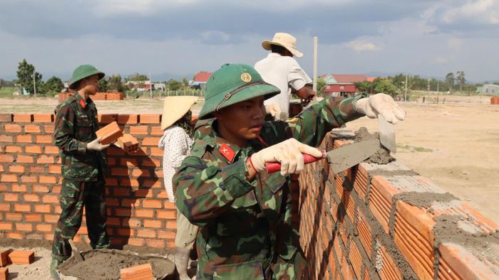  Các chiến sĩ trực tiếp xây tường. Ảnh: HỮU PHÚC 