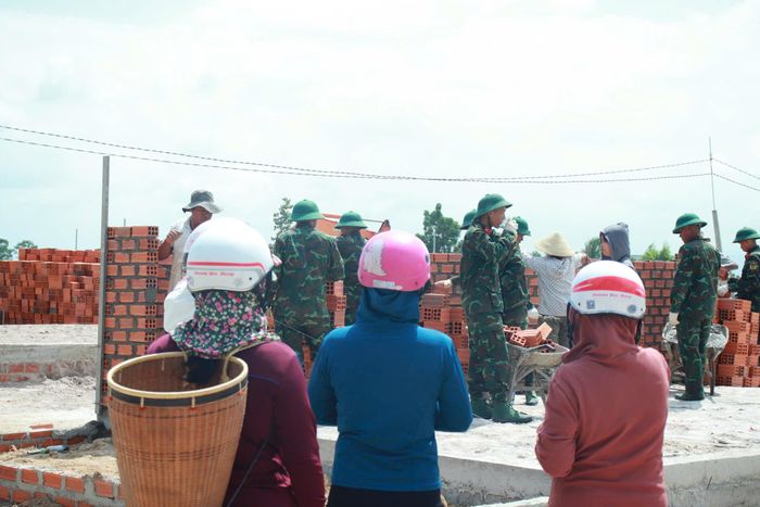  Người dân ra công trường động viên tiếp sức cho cán bộ, chiến sĩ. Ảnh: NHƯ TUÂN 