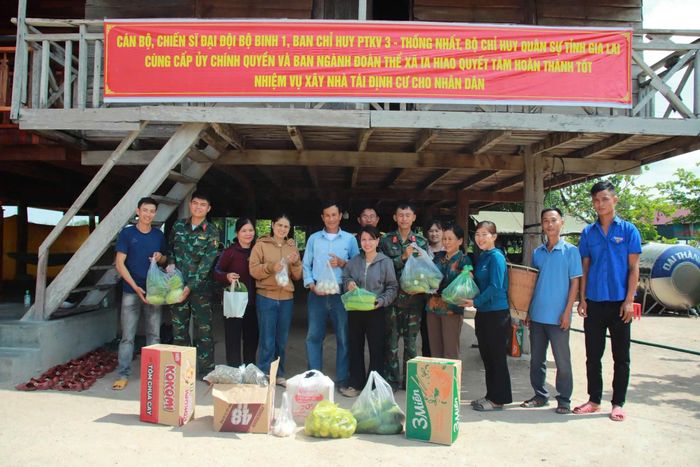  Trong thời gian làm nhiệm vụ, người dân xã Ia Hiao dành tình cảm lớn cho cán bộ, chiến sĩ thông qua việc tặng các đồ dùng nông sản. Ảnh: NHƯ TUÂN 