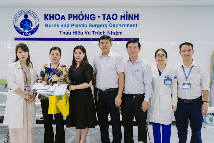 Đại diện Sở Y tế Đồng Nai đến thăm, động viên gia đình 2 bệnh nhi tại Bệnh viện Nhi đồng 1 TPHCM.