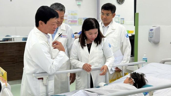 Bệnh nhi 2 tuổi đang được chăm sóc tích cực. Ảnh: BV