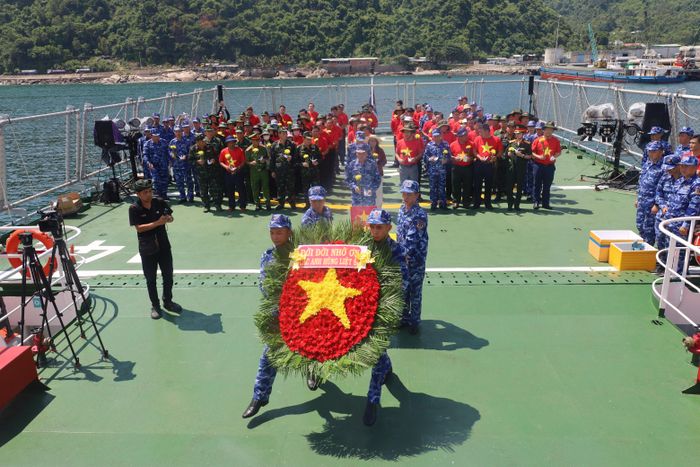  Nghi thức Lễ dâng hoa, dâng hương tưởng niệm các Anh hùng Liệt sĩ tại Khu di tích lịch sử Bến tàu Không số Vũng Rô. Ảnh: QUỐC HÙNG 