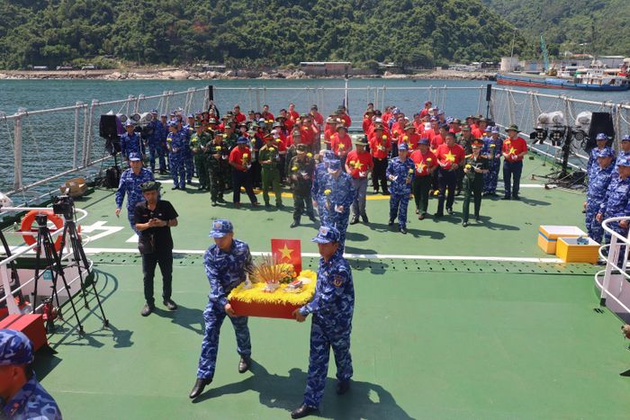  Nghi thức Lễ dâng hoa, dâng hương tưởng niệm các Anh hùng Liệt sĩ tại Khu di tích lịch sử Bến tàu Không số Vũng Rô. Ảnh: QUỐC HÙNG 