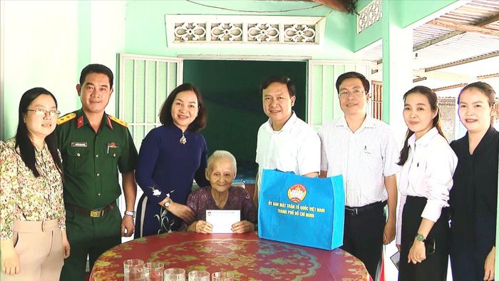  Đoàn đến thăm, tặng quà Mẹ Việt Nam Anh hùng Huỳnh Thị Lơ 