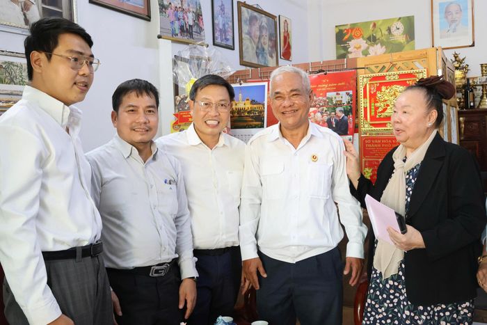  Đoàn đến thăm, tặng quà ông Lê Hồng Liêm 