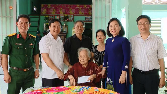  Đoàn đến thăm, tặng quà Mẹ Việt Nam Anh hùng Lê Thị Phiền 