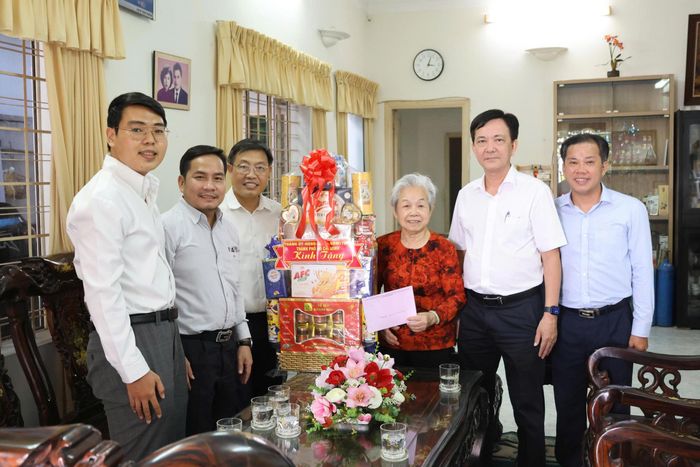  Đoàn đến thăm, tặng quà Anh hùng Lực lượng vũ trang nhân dân Lê Thị Thu Nguyệt 