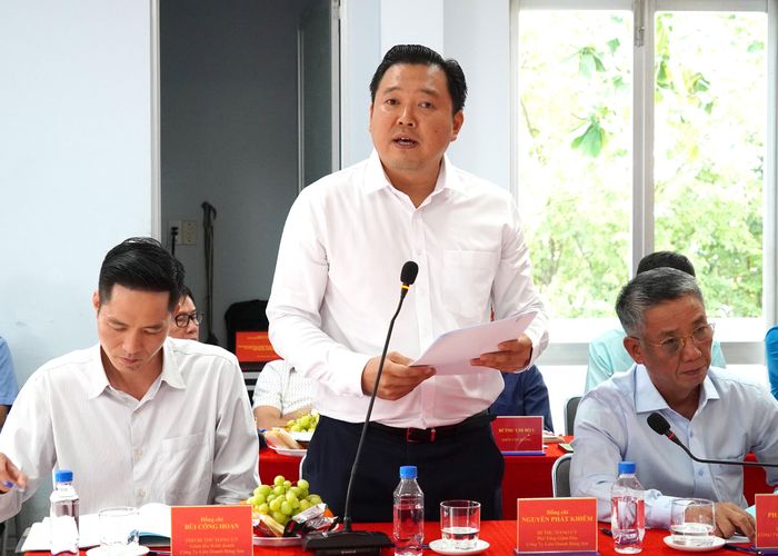  Bí thư Đảng ủy, Phó Tổng Giám đốc Công ty liên doanh Bông Sen Nguyễn Phát Khiêm báo cáo với đoàn khảo sát. Ảnh: PHƯƠNG UYÊN 