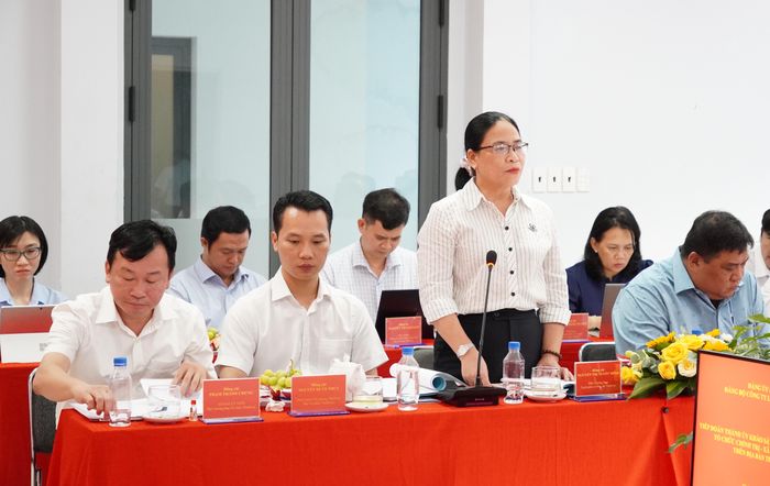  Các thành viên đoàn công tác trao đổi với doanh nghiệp. Ảnh: PHƯƠNG UYÊN 