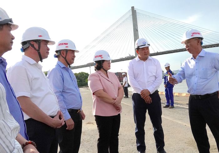  Phó Bí thư Thành ủy TPHCM Văn Thị Bạch Tuyết thăm khu vực cầu cảng. Ảnh: PHƯƠNG UYÊN 