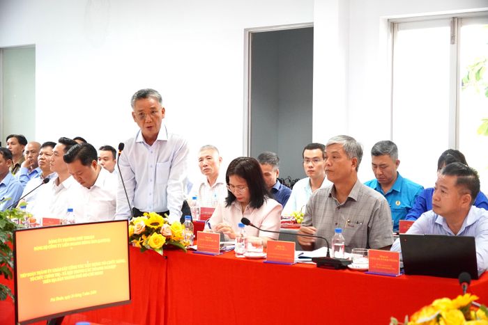  Tổng Giám đốc Phạm Huy Minh báo cáo với đoàn khảo sát. Ảnh: PHƯƠNG UYÊN 