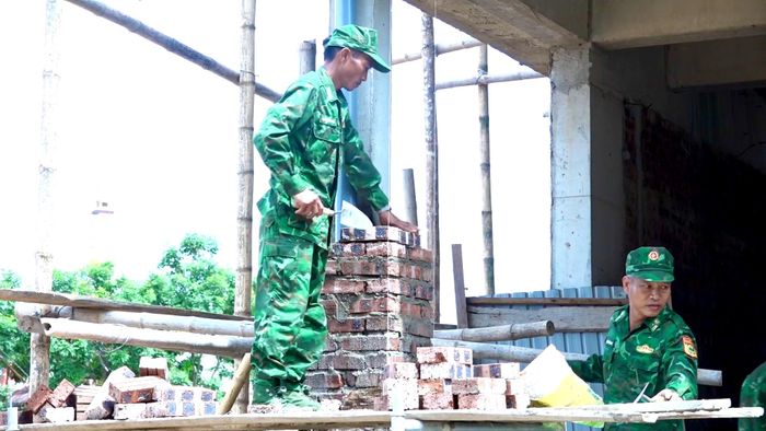 Các cán bộ, chiến sĩ hỗ trợ xây dựng trường nội trú liên cấp tại các xã biên giới