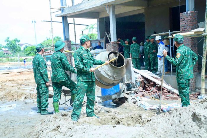 Các cán bộ, chiến sĩ hỗ trợ xây dựng trường nội trú liên cấp tại các xã biên giới